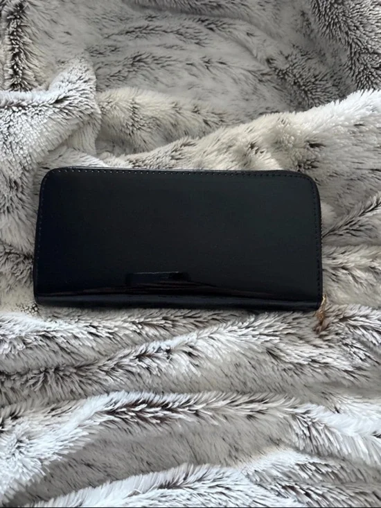 Michael Kors Black Patent Zip Wallet with Gold MK Emblem - Picture 3 of 3